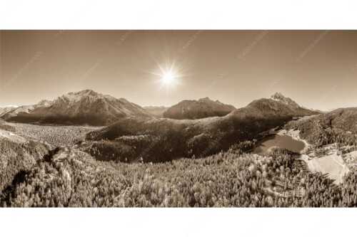 Blick auf Mittenwald am Karwendel und dem Lautersee am Wetterstein - Erstes Weiss - Seitenverhältnis 2:1 - Mittenwald und Lautersee - weitere Infos unter https://www.kriner-weiermann.de