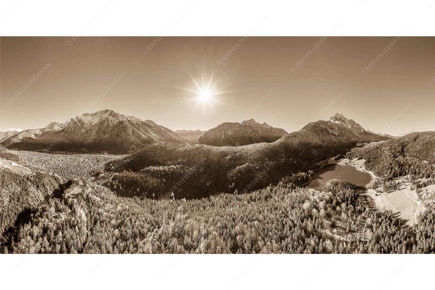 Erstes Weiss – Seitenverhältnis 2:1 — Mittenwald und Lautersee Blick auf Mittenwald am Karwendel und dem Lautersee am Wetterstein