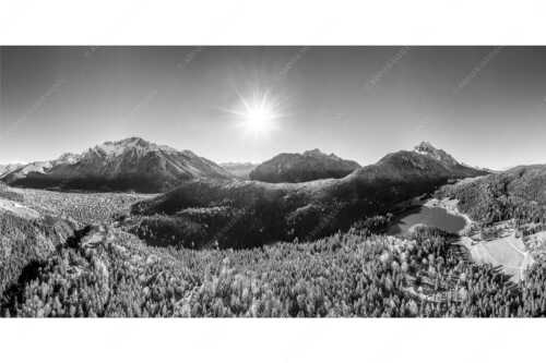 Blick auf Mittenwald am Karwendel und dem Lautersee am Wetterstein - Erstes Weiss - Seitenverhältnis 2:1 - Mittenwald und Lautersee - weitere Infos unter https://www.kriner-weiermann.de
