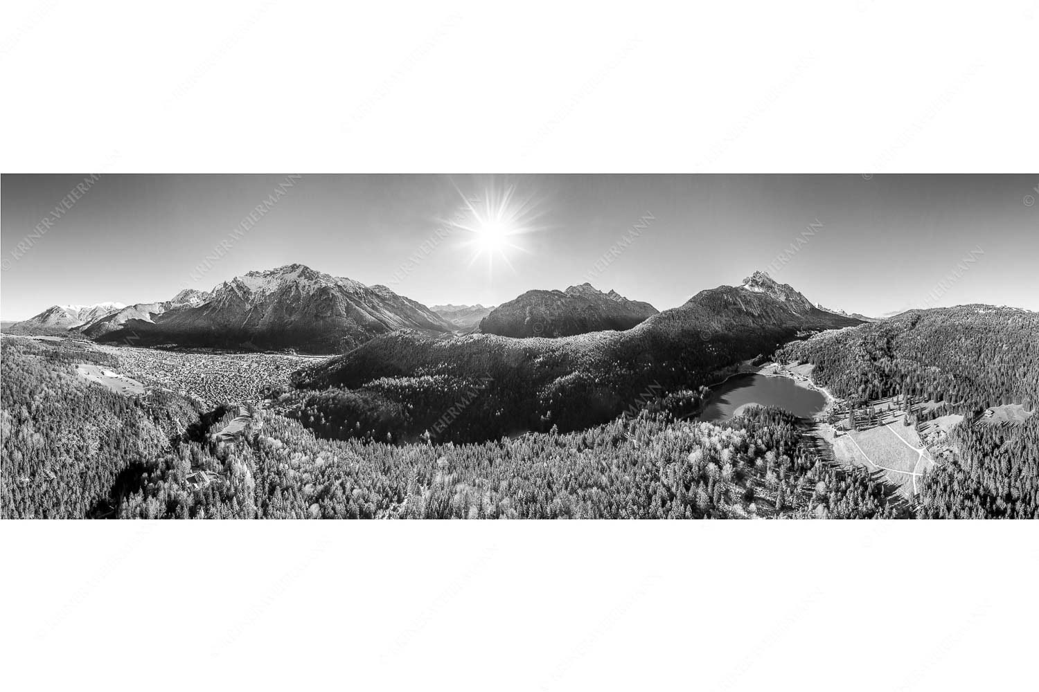 Erstes Weiss – Seitenverhältnis 3:1 — Mittenwald und Lautersee Blick auf Mittenwald am Karwendel und dem Lautersee am Wetterstein