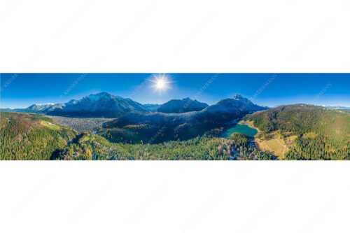 Blick auf Mittenwald am Karwendel und dem Lautersee am Wetterstein - Erstes Weiss - Seitenverhältnis 4:1 - Mittenwald und Lautersee - weitere Infos unter https://www.kriner-weiermann.de
