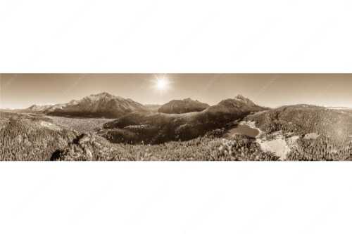 Blick auf Mittenwald am Karwendel und dem Lautersee am Wetterstein - Erstes Weiss - Seitenverhältnis 4:1 - Mittenwald und Lautersee - weitere Infos unter https://www.kriner-weiermann.de