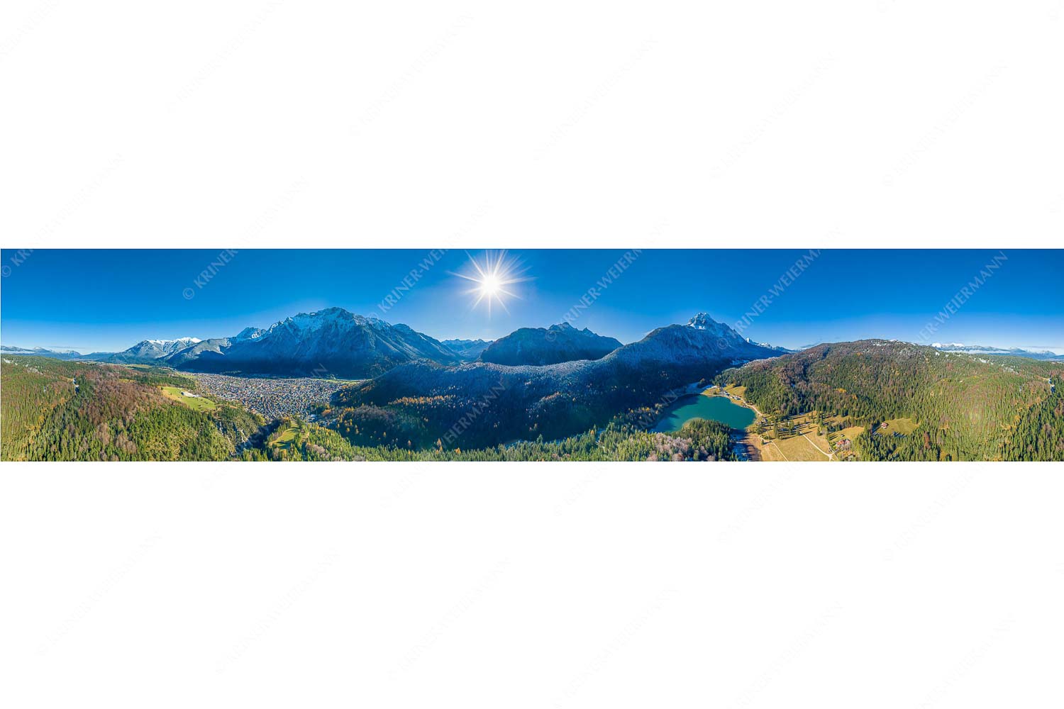 Erstes Weiss – Seitenverhältnis 5:1 — Mittenwald und Lautersee Blick auf Mittenwald am Karwendel und dem Lautersee am Wetterstein