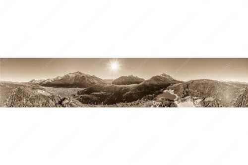 Blick auf Mittenwald am Karwendel und dem Lautersee am Wetterstein - Erstes Weiss - Seitenverhältnis 5:1 - Mittenwald und Lautersee - weitere Infos unter https://www.kriner-weiermann.de