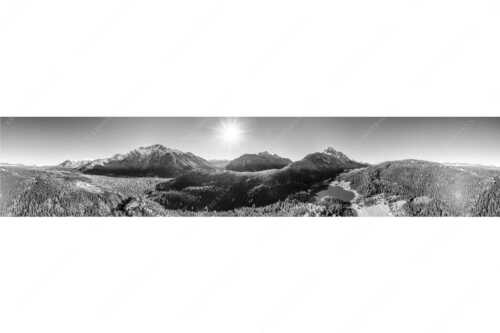 Blick auf Mittenwald am Karwendel und dem Lautersee am Wetterstein - Erstes Weiss - Seitenverhältnis 5:1 - Mittenwald und Lautersee - weitere Infos unter https://www.kriner-weiermann.de