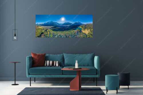 Blick auf Mittenwald am Karwendel und dem Lautersee am Wetterstein - Erstes Weiss - Größe ca. 175x70cm, Seitenverhältnis 2,5:1 - Mittenwald und Lautersee - weitere Infos unter https://www.kriner-weiermann.de