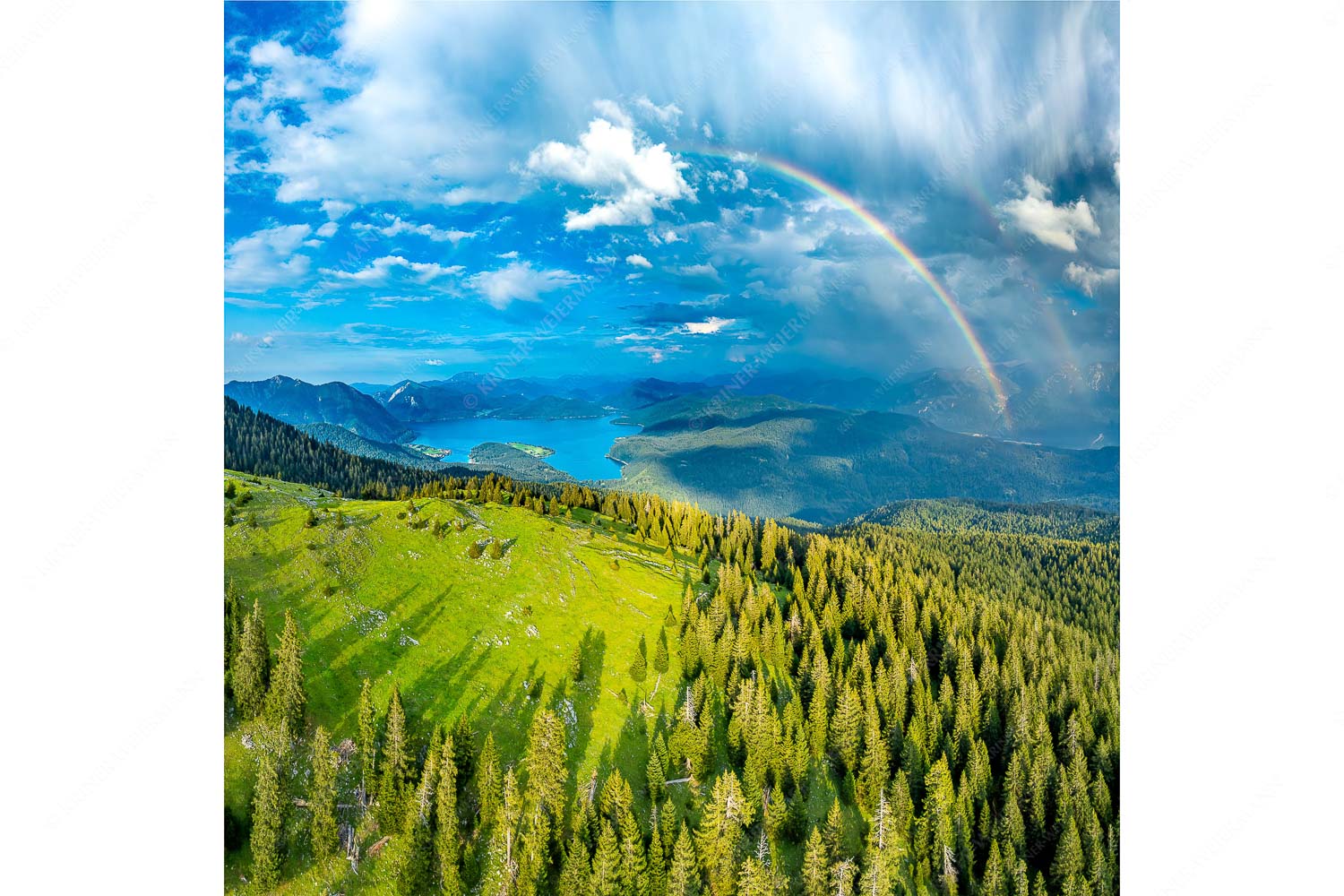 Farbenkranz – Seitenverhältnis 1:1 — Simetsberg Walchensee Regenborgen Regenbogen über dem Simetsberg und Walchensee