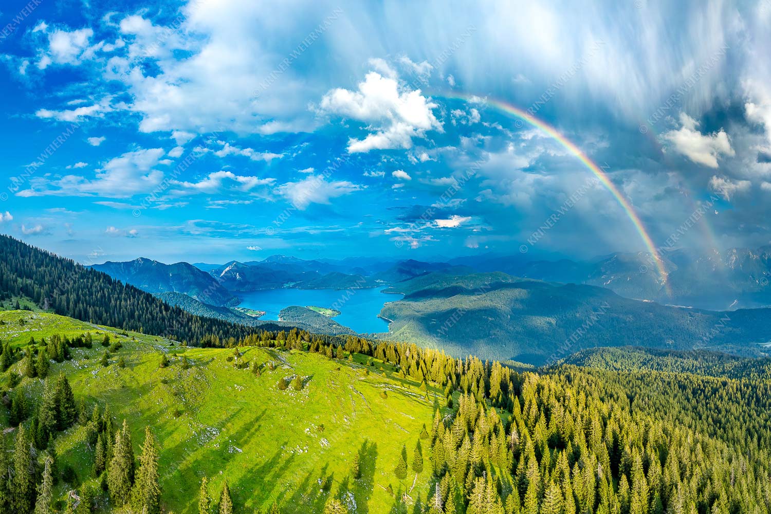 Farbenkranz – Seitenverhältnis 3:2 — Simetsberg Walchensee Regenborgen Regenbogen über dem Simetsberg und Walchensee