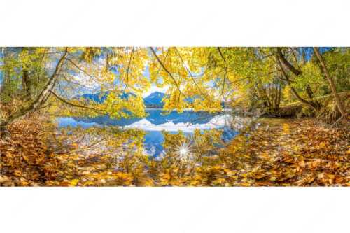 Wenn die Äste mit buntem Laub beinahe das Wasser berühren entstehen traumhafte Bilder - Farbpalette - Seitenverhältnis 2,5:1 - Barmsee mit Karwendlegebirge - weitere Infos unter https://www.kriner-weiermann.de
