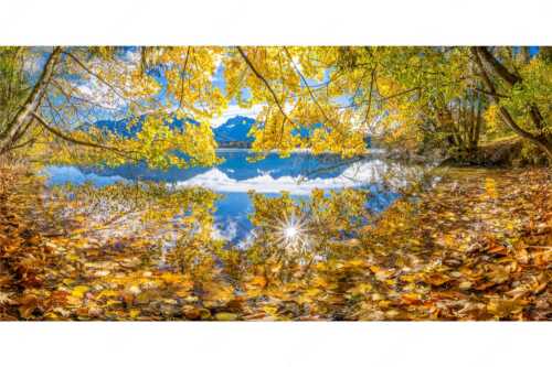 Wenn die Äste mit buntem Laub beinahe das Wasser berühren entstehen traumhafte Bilder - Farbpalette - Seitenverhältnis 2:1 - Barmsee mit Karwendlegebirge - weitere Infos unter https://www.kriner-weiermann.de