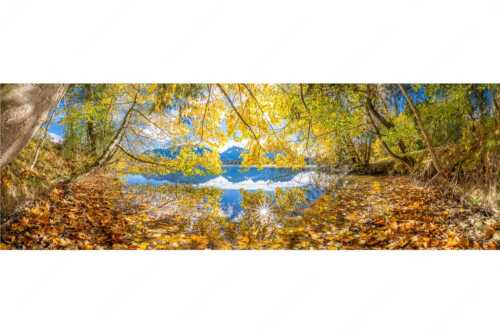 Wenn die Äste mit buntem Laub beinahe das Wasser berühren entstehen traumhafte Bilder - Farbpalette - Seitenverhältnis 3:1 - Barmsee mit Karwendlegebirge - weitere Infos unter https://www.kriner-weiermann.de