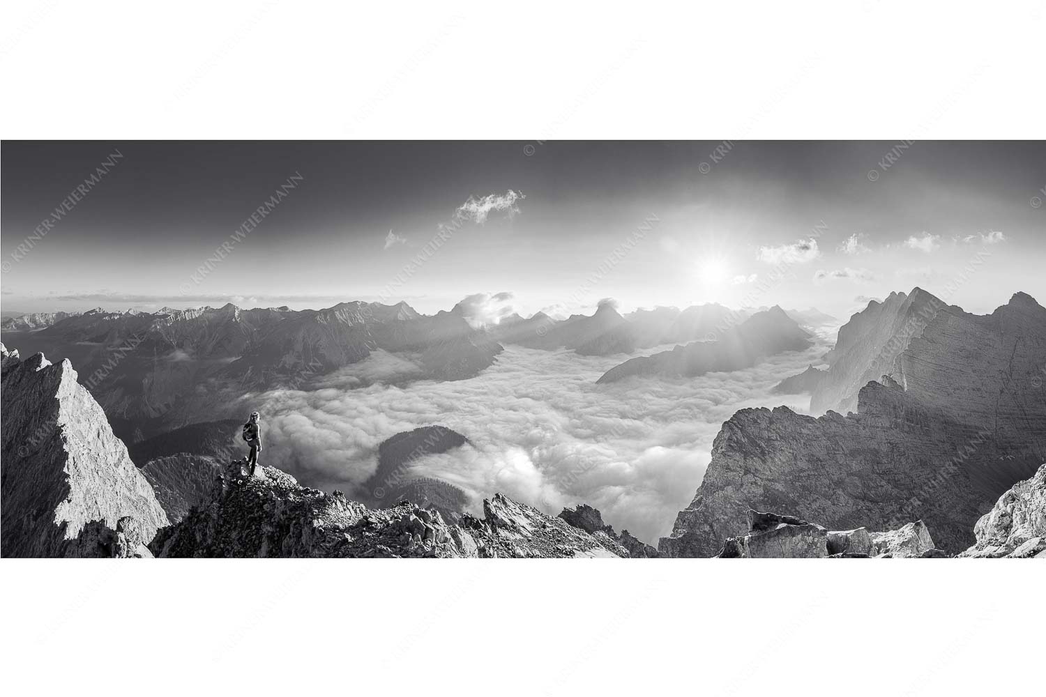 Felsenfest – Seitenverhältnis 2,5:1 — Kaskarspitze im Karwendel Bergsteiger blickt von der Kaskarspitze in den Sonnenaufgang im Karwendelgebirge