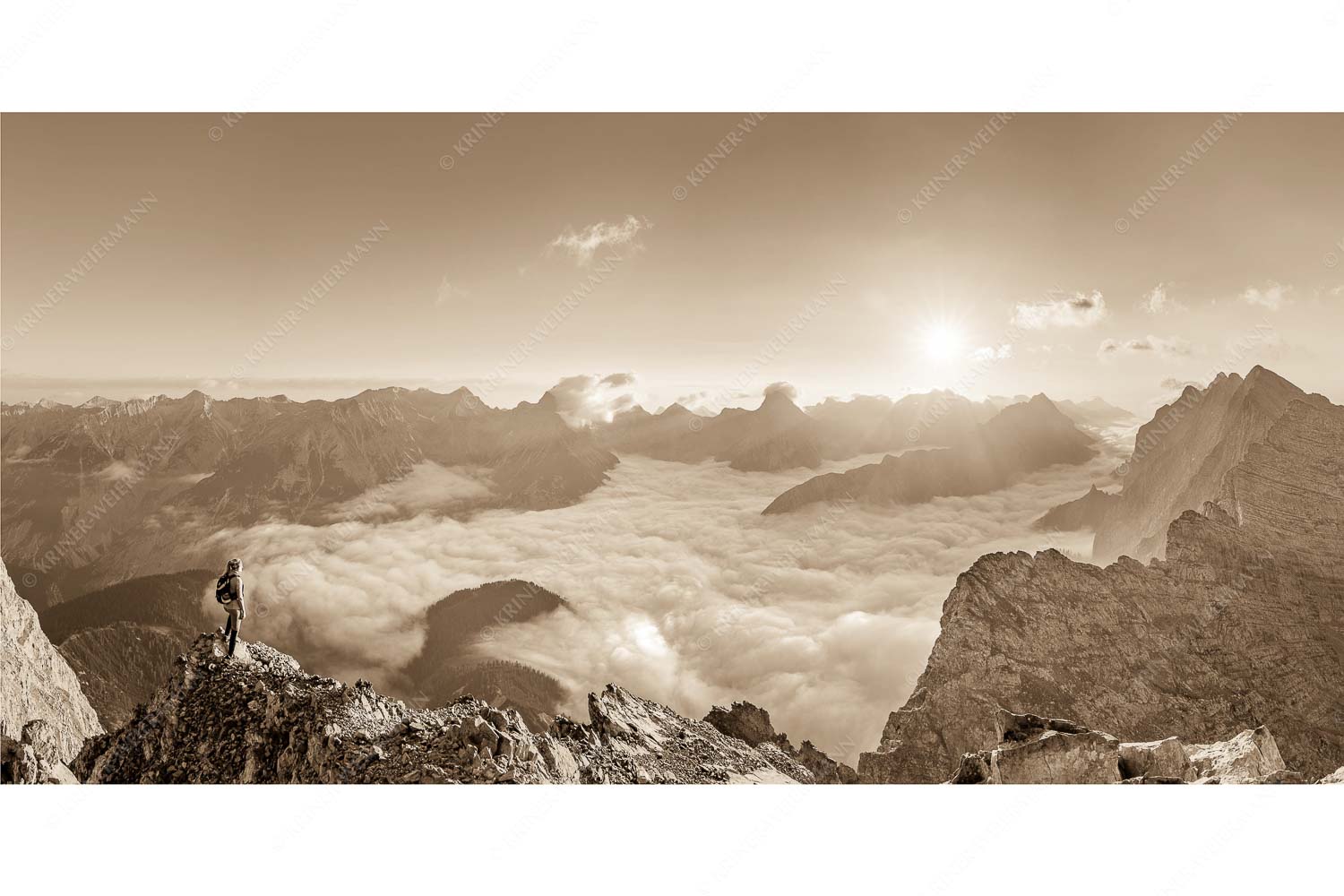 Bergsteiger blickt von der Kaskarspitze in den Sonnenaufgang im Karwendelgebirge