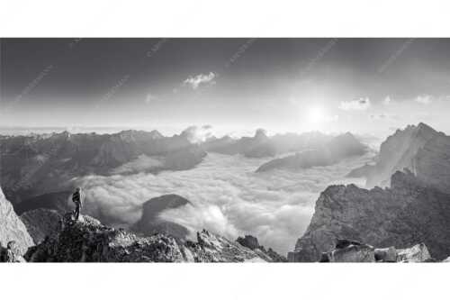 Bergsteiger blickt von der Kaskarspitze in den Sonnenaufgang im Karwendelgebirge - Felsenfest - Seitenverhältnis 2:1 - Kaskarspitze im Karwendel - weitere Infos unter https://www.kriner-weiermann.de