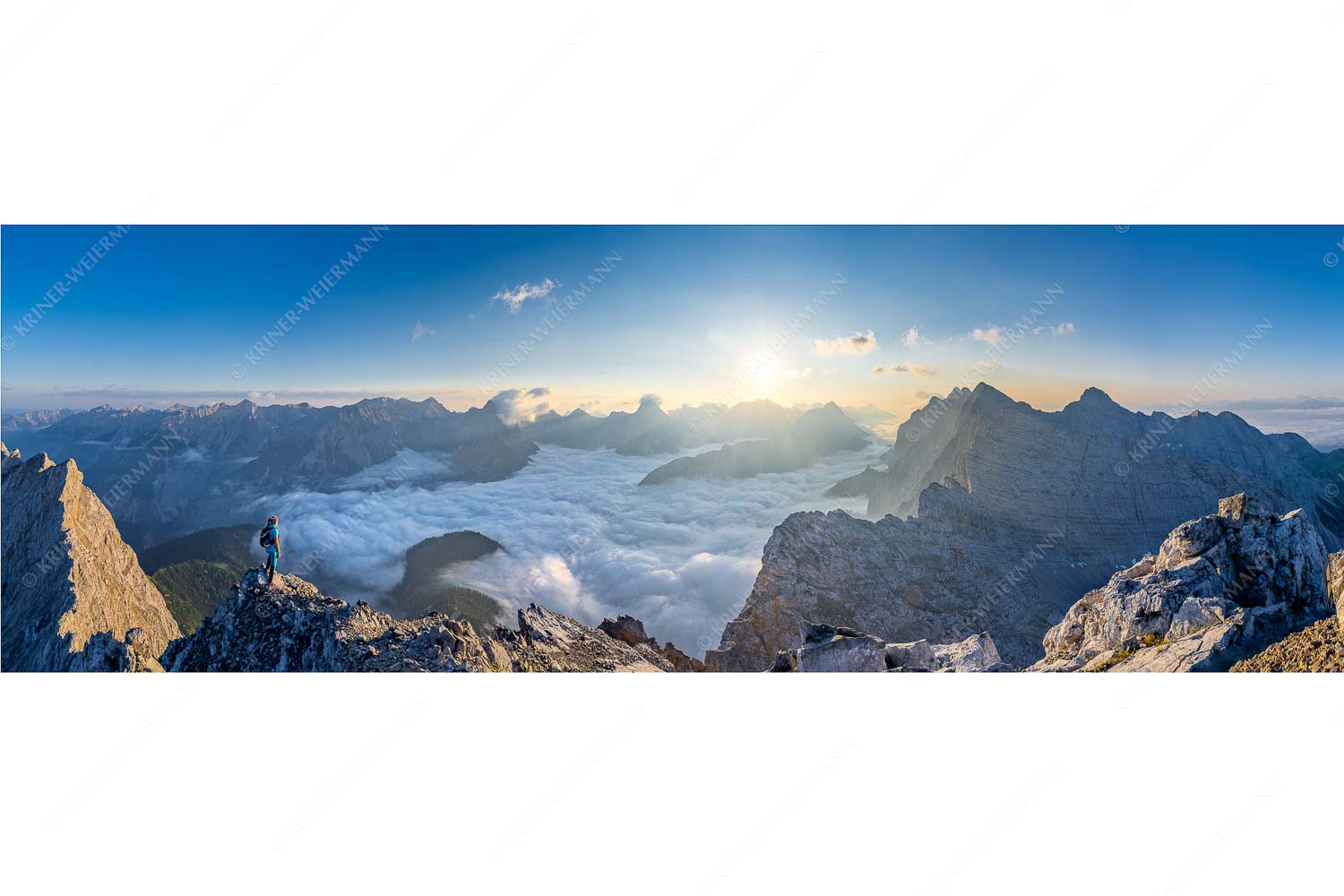 Felsenfest – Seitenverhältnis 3:1 — Kaskarspitze im Karwendel Bergsteiger blickt von der Kaskarspitze in den Sonnenaufgang im Karwendelgebirge