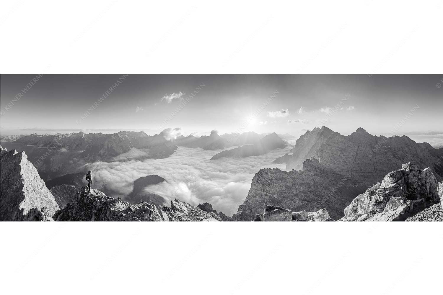 Felsenfest – Seitenverhältnis 3:1 — Kaskarspitze im Karwendel Bergsteiger blickt von der Kaskarspitze in den Sonnenaufgang im Karwendelgebirge