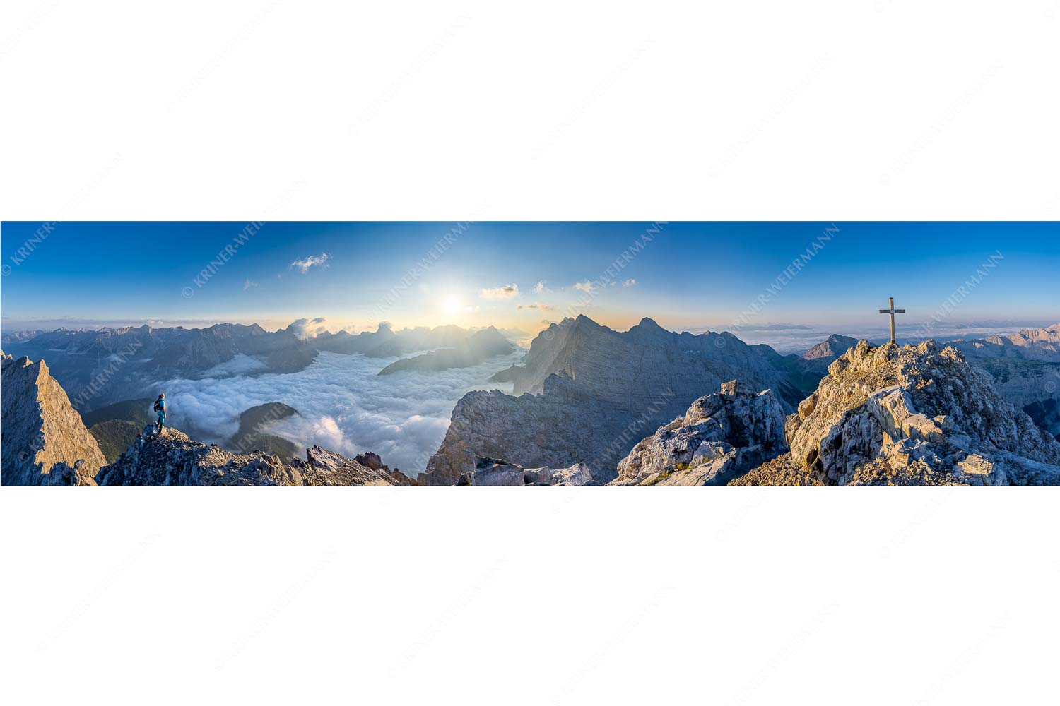 Bergsteiger blickt von der Kaskarspitze in den Sonnenaufgang im Karwendelgebirge