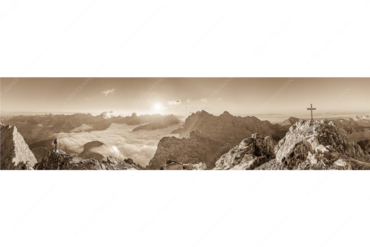Felsenfest – Seitenverhältnis 4:1 — Kaskarspitze im Karwendel Bergsteiger blickt von der Kaskarspitze in den Sonnenaufgang im Karwendelgebirge