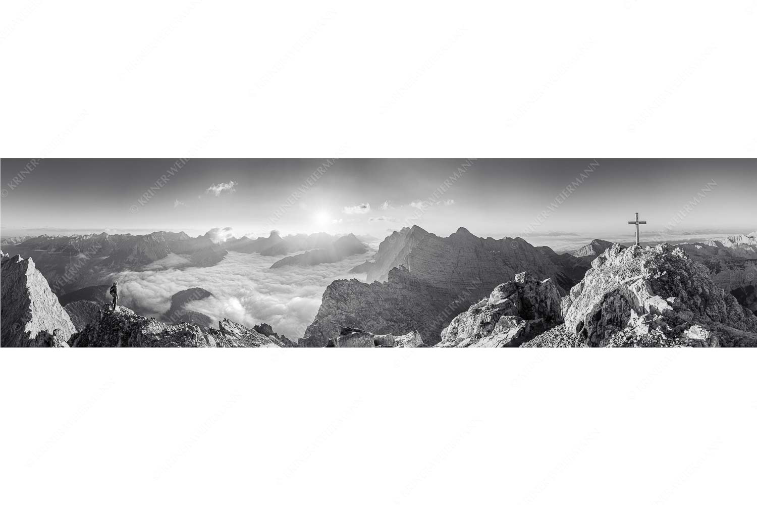 Felsenfest – Seitenverhältnis 4:1 — Kaskarspitze im Karwendel Bergsteiger blickt von der Kaskarspitze in den Sonnenaufgang im Karwendelgebirge