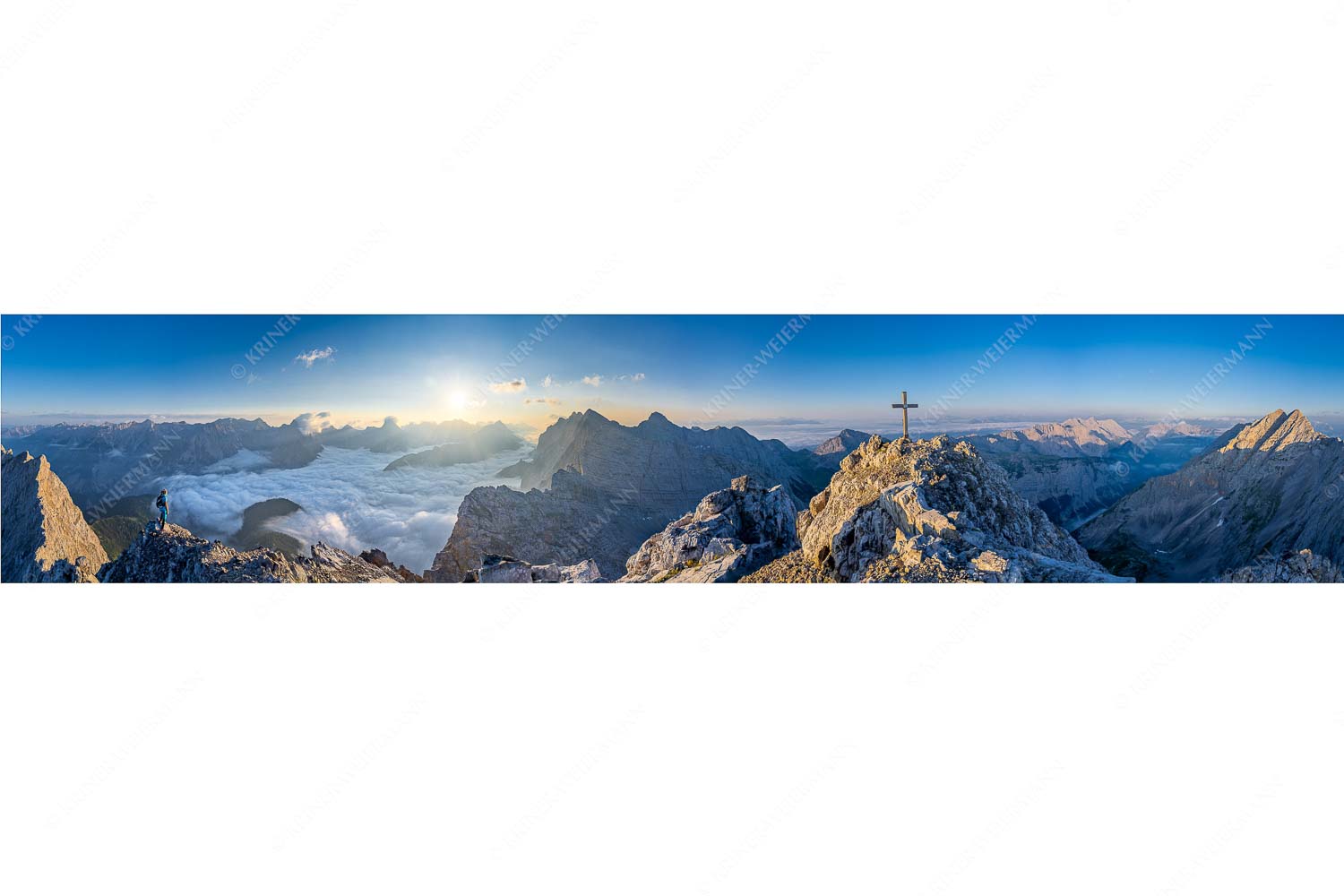Felsenfest – Seitenverhältnis 5:1 — Kaskarspitze im Karwendel Bergsteiger blickt von der Kaskarspitze in den Sonnenaufgang im Karwendelgebirge