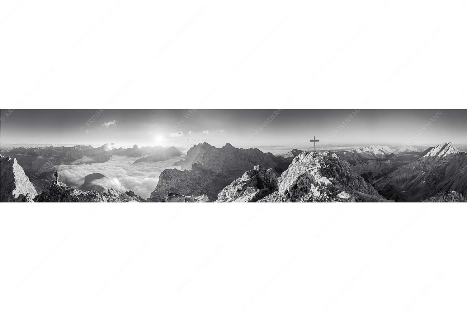 Felsenfest – Seitenverhältnis 5:1 — Kaskarspitze im Karwendel Bergsteiger blickt von der Kaskarspitze in den Sonnenaufgang im Karwendelgebirge
