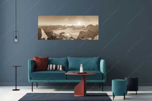 Bergsteiger blickt von der Kaskarspitze in den Sonnenaufgang im Karwendelgebirge - Felsenfest - Größe ca. 175x70cm, Seitenverhältnis 2,5:1 - Kaskarspitze im Karwendel - weitere Infos unter https://www.kriner-weiermann.de
