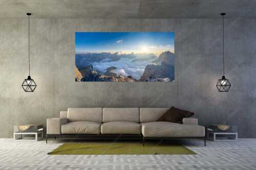 Bergsteiger blickt von der Kaskarspitze in den Sonnenaufgang im Karwendelgebirge - Felsenfest - Größe ca. 200x100cm, Seitenverhältnis 2:1 - Kaskarspitze im Karwendel - weitere Infos unter https://www.kriner-weiermann.de