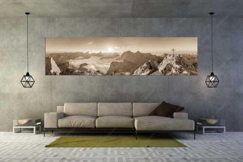Bergsteiger blickt von der Kaskarspitze in den Sonnenaufgang im Karwendelgebirge - Felsenfest - Größe ca. 320x80cm, Seitenverhältnis 4:1 - Kaskarspitze im Karwendel - weitere Infos unter https://www.kriner-weiermann.de