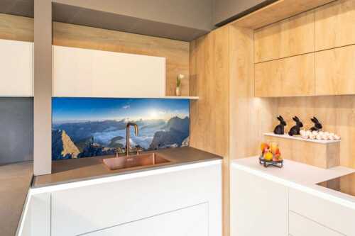 Bergsteiger blickt von der Kaskarspitze in den Sonnenaufgang im Karwendelgebirge - Felsenfest - Größe ca. 150x60cm, Seitenverhältnis 2,5:1 - Kaskarspitze im Karwendel - weitere Infos unter https://www.kriner-weiermann.de
