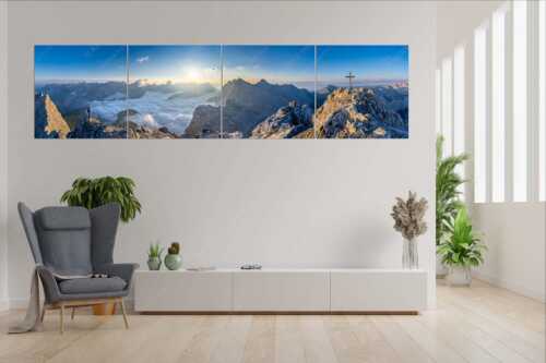 Bergsteiger blickt von der Kaskarspitze in den Sonnenaufgang im Karwendelgebirge - Felsenfest - 4er Split, Größe ca. 280x70cm, Seitenverhältnis 4:1 - Kaskarspitze im Karwendel - weitere Infos unter https://www.kriner-weiermann.de