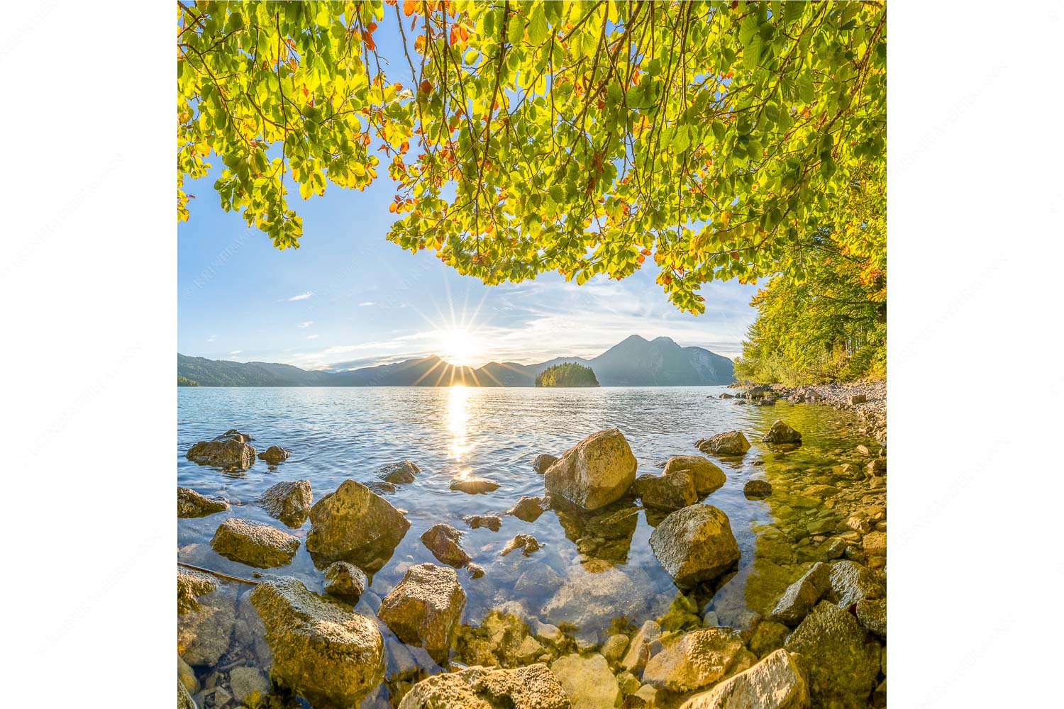 Fenster zum See – Seitenverhältnis 1:1 — Walchensee Insel Sassau mit Estergebirge Blick über den Walchensee mit Insel Sassau zum Sonnenuntergang im Estergebirge