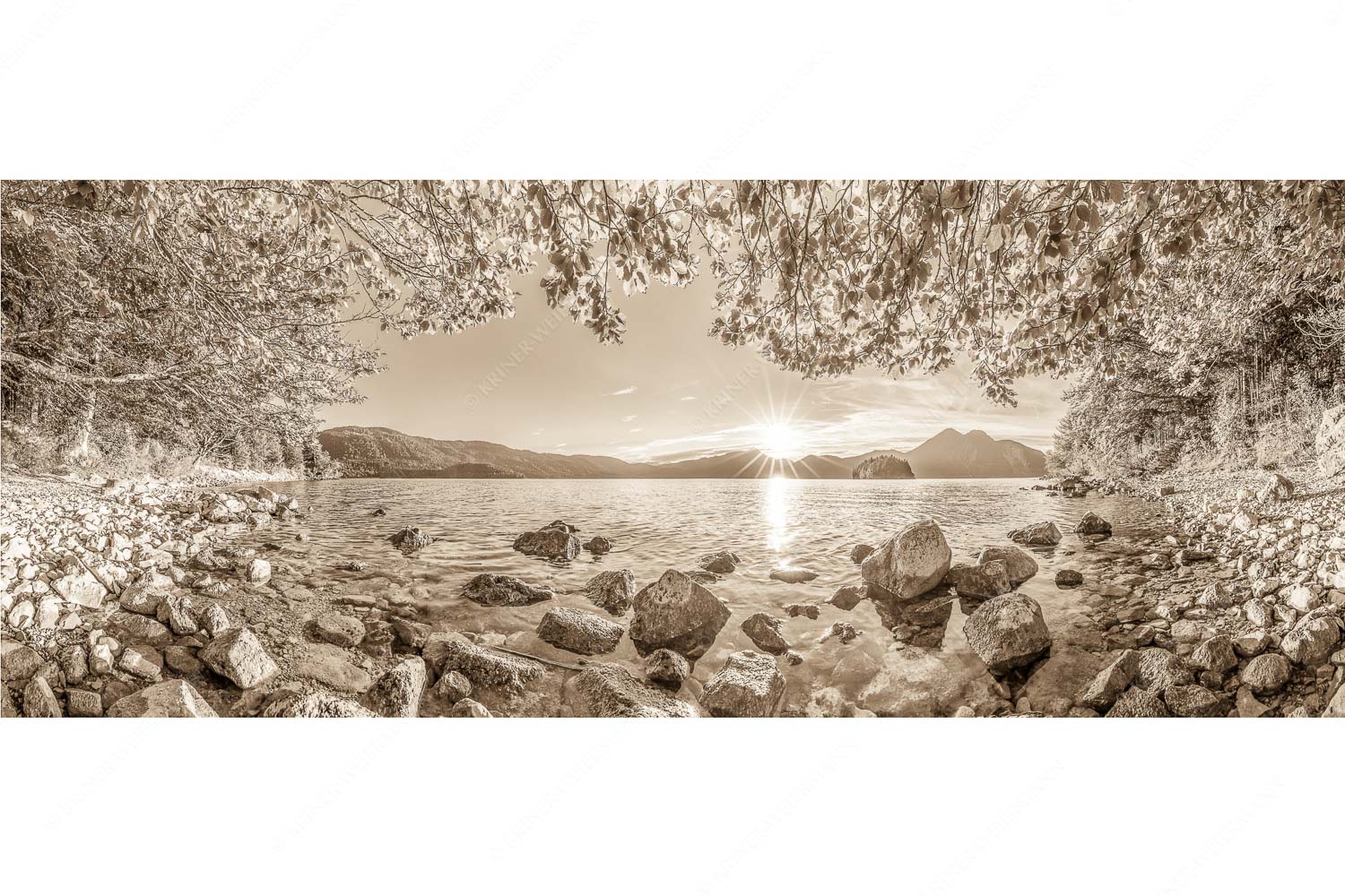 Fenster zum See – Seitenverhältnis 2,5:1 — Walchensee Insel Sassau mit Estergebirge Blick über den Walchensee mit Insel Sassau zum Sonnenuntergang im Estergebirge