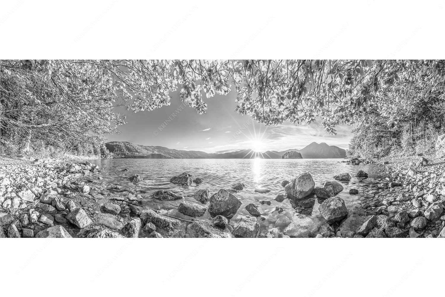 Fenster zum See – Seitenverhältnis 2,5:1 — Walchensee Insel Sassau mit Estergebirge Blick über den Walchensee mit Insel Sassau zum Sonnenuntergang im Estergebirge