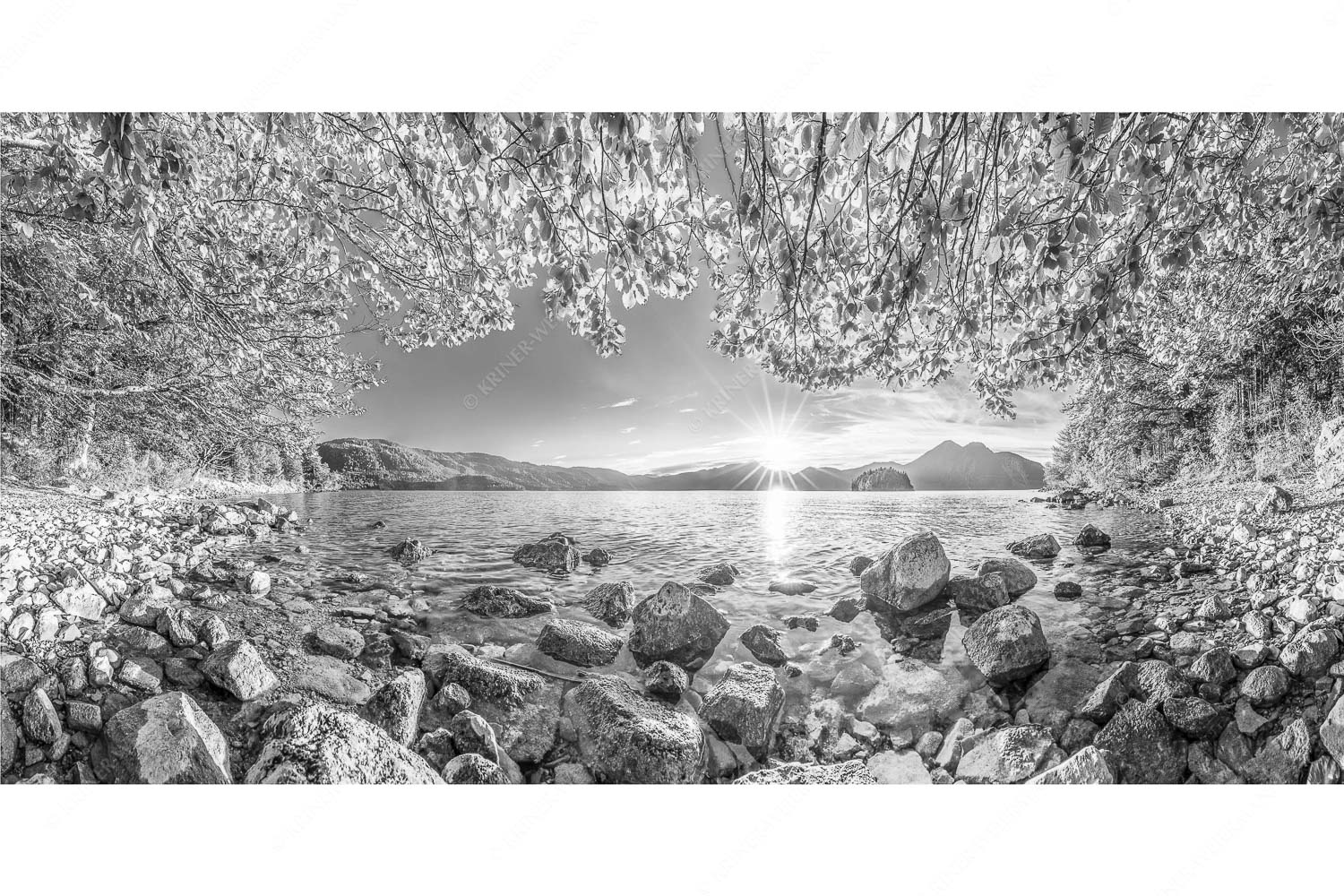 Blick über den Walchensee mit Insel Sassau zum Sonnenuntergang im Estergebirge