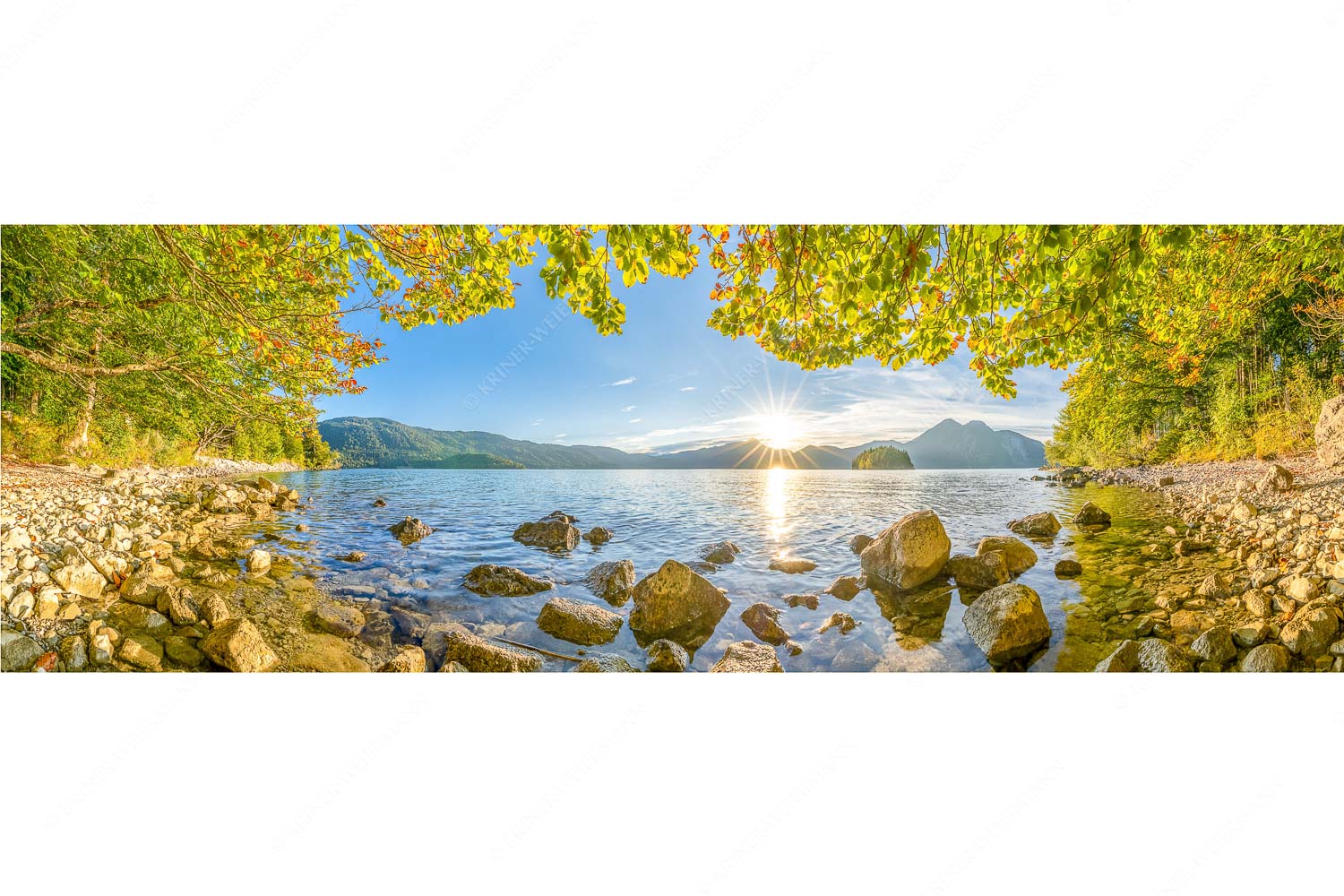 Fenster zum See – Seitenverhältnis 3:1 — Walchensee Insel Sassau mit Estergebirge Blick über den Walchensee mit Insel Sassau zum Sonnenuntergang im Estergebirge