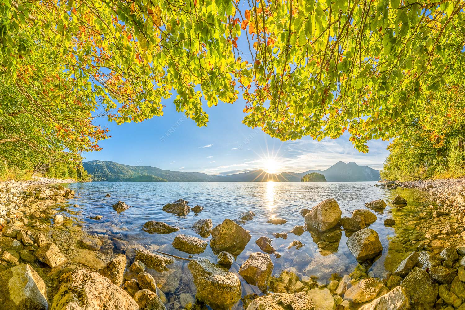 Fenster zum See – Seitenverhältnis 3:2 — Walchensee Insel Sassau mit Estergebirge Blick über den Walchensee mit Insel Sassau zum Sonnenuntergang im Estergebirge