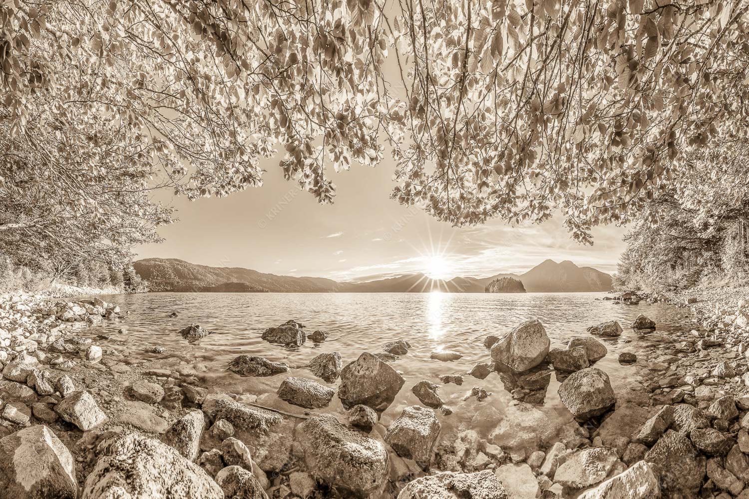 Fenster zum See – Seitenverhältnis 3:2 — Walchensee Insel Sassau mit Estergebirge Blick über den Walchensee mit Insel Sassau zum Sonnenuntergang im Estergebirge