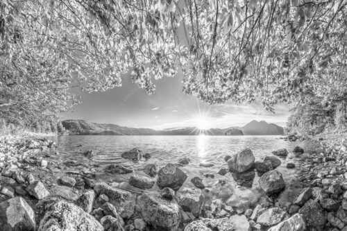 Blick über den Walchensee mit Insel Sassau zum Sonnenuntergang im Estergebirge - Fenster zum See - Seitenverhältnis 3:2 - Walchensee Insel Sassau mit Estergebirge - weitere Infos unter https://www.kriner-weiermann.de