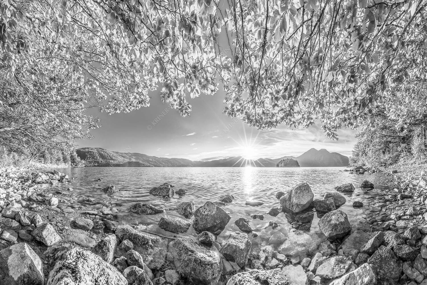 Fenster zum See – Seitenverhältnis 3:2 — Walchensee Insel Sassau mit Estergebirge Blick über den Walchensee mit Insel Sassau zum Sonnenuntergang im Estergebirge