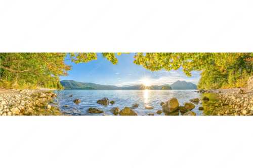 Blick über den Walchensee mit Insel Sassau zum Sonnenuntergang im Estergebirge - Fenster zum See - Seitenverhältnis 4:1 - Walchensee Insel Sassau mit Estergebirge - weitere Infos unter https://www.kriner-weiermann.de