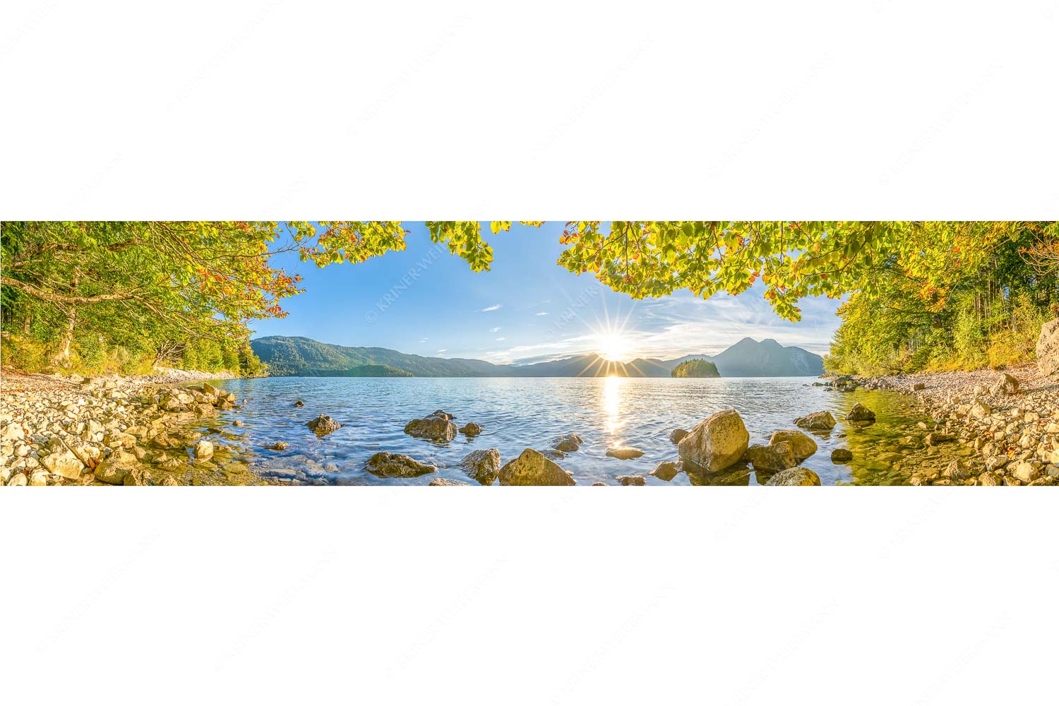 Blick über den Walchensee mit Insel Sassau zum Sonnenuntergang im Estergebirge