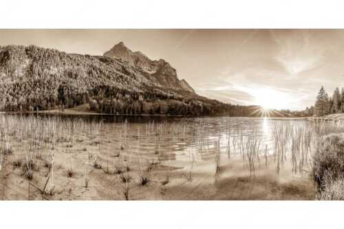 Blick über den Ferchensee zur Unteren Wettersteinspitze bei Sonnenuntergang - Ferchenseeabend - Seitenverhältnis 2:1 - Ferchensee Wetterstein Sonnenuntergang - weitere Infos unter https://www.kriner-weiermann.de