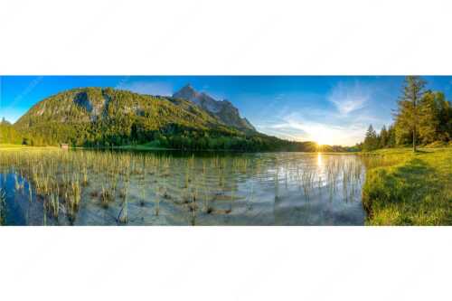 Blick über den Ferchensee zur Unteren Wettersteinspitze bei Sonnenuntergang - Ferchenseeabend - Seitenverhältnis 3:1 - Ferchensee Wetterstein Sonnenuntergang - weitere Infos unter https://www.kriner-weiermann.de