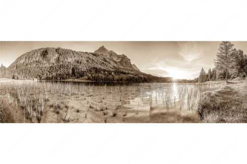 Blick über den Ferchensee zur Unteren Wettersteinspitze bei Sonnenuntergang - Ferchenseeabend - Seitenverhältnis 3:1 - Ferchensee Wetterstein Sonnenuntergang - weitere Infos unter https://www.kriner-weiermann.de