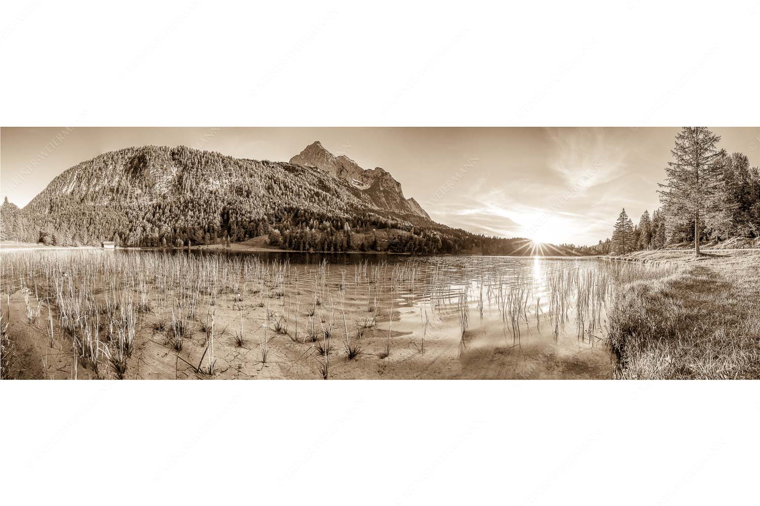 Blick über den Ferchensee zur Unteren Wettersteinspitze bei Sonnenuntergang