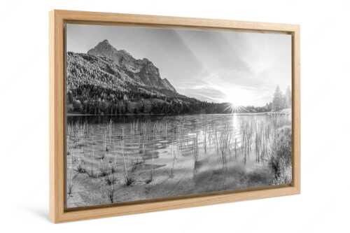 Blick über den Ferchensee zur Unteren Wettersteinspitze bei Sonnenuntergang - Ferchenseeabend - Foto im Schattenfugen-Rahmen - Ferchensee Wetterstein Sonnenuntergang - weitere Infos unter https://www.kriner-weiermann.de