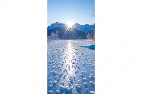 Bei großer Kälte und ohne Niederschlag bilden sich tausende Eisrosen am Barmsee - Filigran - Seitenverhältnis 1:2 - Barmsee mit Karwendel - weitere Infos unter https://www.kriner-weiermann.de