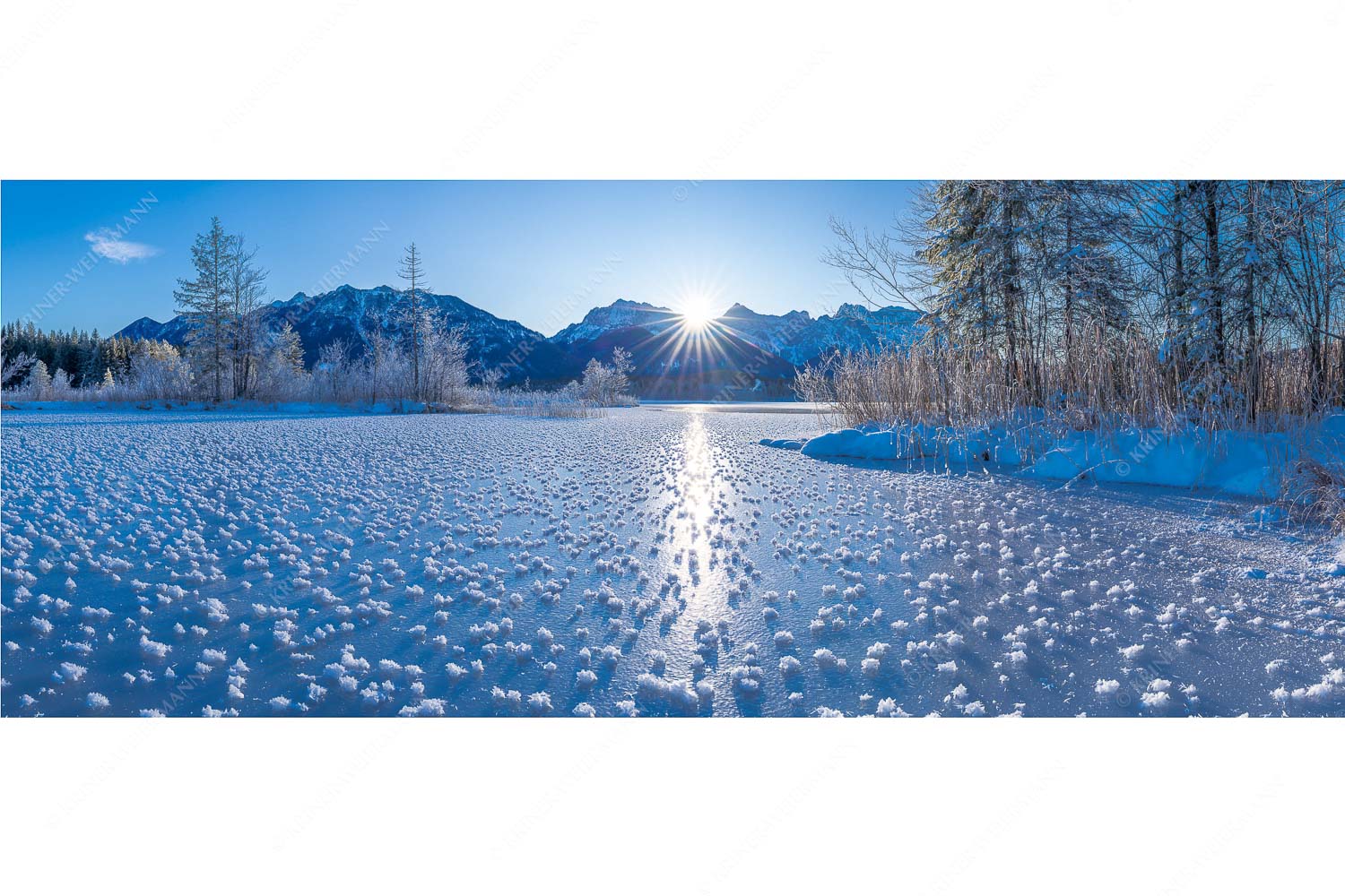 Filigran – Seitenverhältnis 2,5:1 — Barmsee mit Karwendel Bei großer Kälte und ohne Niederschlag bilden sich tausende Eisrosen am Barmsee