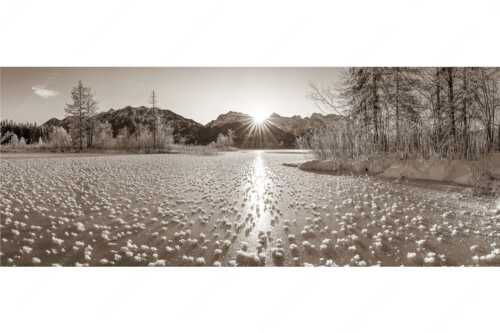 Bei großer Kälte und ohne Niederschlag bilden sich tausende Eisrosen am Barmsee - Filigran - Seitenverhältnis 2,5:1 - Barmsee mit Karwendel - weitere Infos unter https://www.kriner-weiermann.de