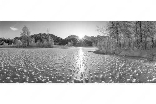 Bei großer Kälte und ohne Niederschlag bilden sich tausende Eisrosen am Barmsee - Filigran - Seitenverhältnis 2,5:1 - Barmsee mit Karwendel - weitere Infos unter https://www.kriner-weiermann.de